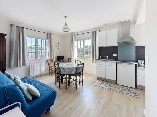 un salon avec une cuisine et une salle à manger dans l'établissement Appartement cosy à 100m de la plage et des commerces, centre de Jullouville - FR-1-361-37, à Jullouville