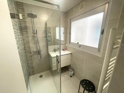 une salle de bain avec une douche en verre et un lavabo dans l'établissement Face Océan : T3 au 9ème avec Balcon-Terrasse, Centre Plage et Ville, Tout Confort - FR-1-92-645, à Les Sables-dʼOlonne