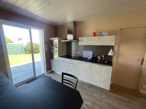 une cuisine avec une table et une salle à manger dans l'établissement Charmant T3 proche plage, terrasse et jardin clos, quartier calme. - FR-1-92-879, à Les Sables-dʼOlonne