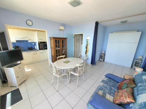 un salon avec un canapé et une table dans l'établissement Charmant studio avec balcon, animaux acceptés, parking privé, proche plage et commerces - FR-1-92-915, à Les Sables-dʼOlonne