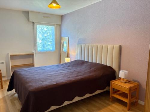 une chambre avec un grand lit et une fenêtre dans l'établissement Duplex charmant au Port du Crouesty avec terrasse - FR-1-639-60, à Arzon