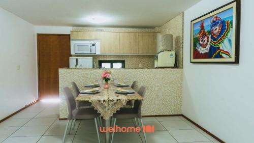 a dining room with a table and chairs and a kitchen at Refugio com Lazer Completo em Gravata in Gravatá