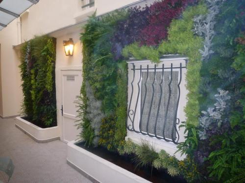 una pintura de una puerta en una pared en Hotel du Dragon, en París