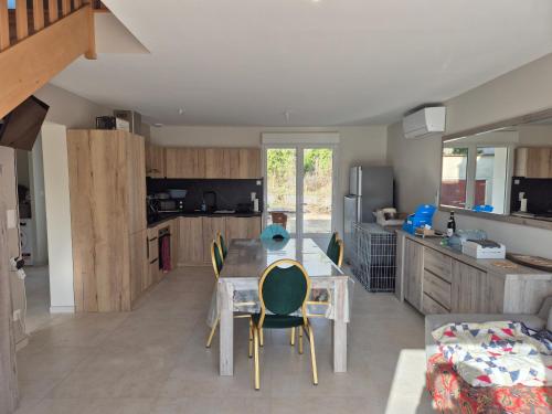 une cuisine avec une table et des chaises dans une pièce dans l'établissement Maison de vacances à Fort Mahon Plage, Baie d'Authie - FR-1-482-154, à Fort-Mahon-Plage