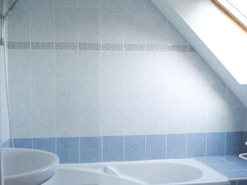 une salle de bain avec un lavabo et une baignoire dans l'établissement Grande maison familiale à Sarzeau, 12 personnes, vue mer - FR-1-639-142, à Sarzeau