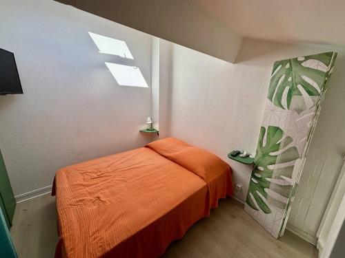 - une chambre avec un lit orange dans l'établissement T2 Mezzanine Climatisé - 250m Mer - Argelès-sur-Mer - FR-1-388-236, à Argelès-sur-Mer