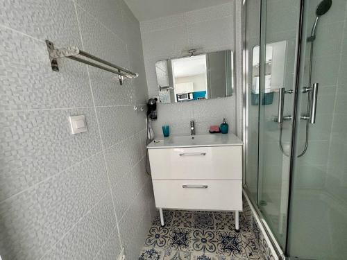 une salle de bain avec un lavabo et une douche en verre dans l'établissement T2 Mezzanine Climatisé - 250m Mer - Argelès-sur-Mer - FR-1-388-236, à Argelès-sur-Mer
