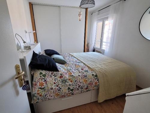 une chambre avec un lit et une fenêtre dans l'établissement Appartement à 50m de la plage avec parking et Wi-Fi - FR-1-482-155, à Fort-Mahon-Plage