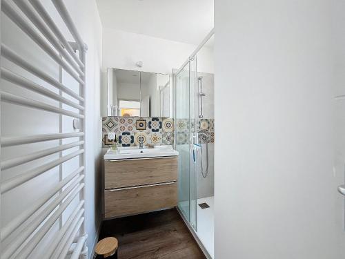 une salle de bain avec un lavabo et une douche dans l'établissement Confortable T3 sur plage avec WiFi et parking privé - FR-1-715-104, à Mauguio