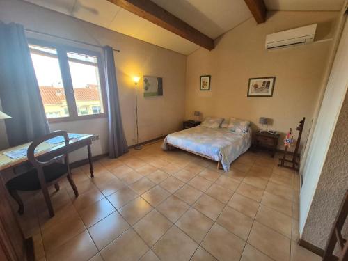 une chambre avec un lit, un bureau et une fenêtre dans l'établissement Maison Climatisée 4 Pers, Parking, Argelès-sur-Mer - FR-1-776-136, à Argelès-sur-Mer