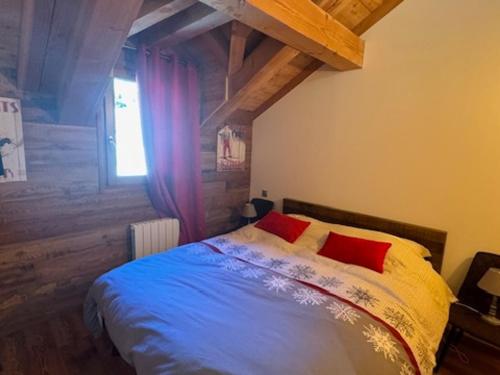 a bedroom with a bed with red pillows at Duplex Prestige 9 Pers - Terrasse Sud - Face aux Pistes - Animaux Acceptés - Parking - FR-1-445-220 in Montgenèvre