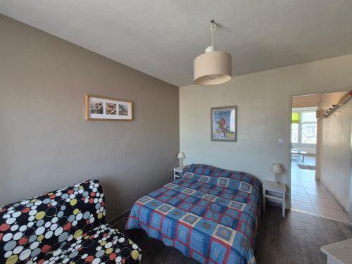 une chambre avec un lit et un canapé dans l'établissement Appartement 3 Pers à 100m de la mer, Animaux Bienvenus - FR-1-482-156, à Fort-Mahon-Plage
