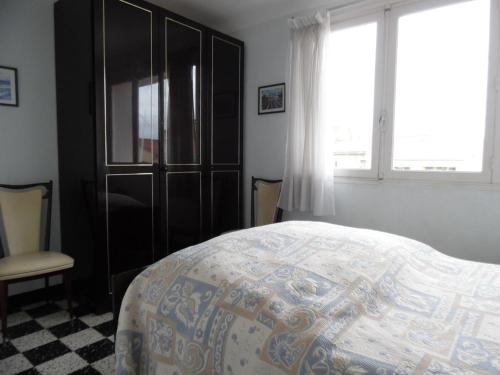 - une chambre avec un lit, une armoire et une fenêtre dans l'établissement Deux-pièces 4 pers avec parking, proche plage - FR-1-750-89, à Canet