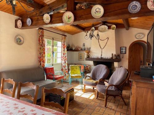 un salon avec des chaises et une cheminée dans l'établissement Maison calme Noirmoutier 7 pers - WiFi & parking - FR-1-823-154, à Noirmoutier-en-l'lle