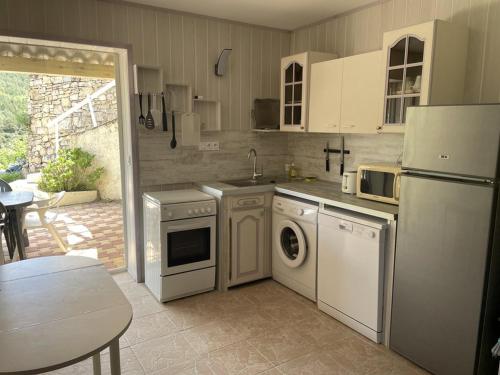 une cuisine avec un réfrigérateur et un lave-vaisselle dans l'établissement Appartement 5 pers, accès privé au lac, piscine - FR-1-822-16, à Esparron-de-Verdon