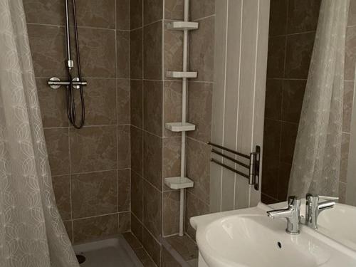 une salle de bain avec douche et lavabo dans l'établissement Appartement 5 pers, accès privé au lac, piscine - FR-1-822-16, à Esparron-de-Verdon