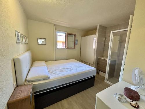 - une petite chambre avec un lit et une salle de bains dans l'établissement Appartement lumineux 2 pièces, climatisé, proche mer à Saint-Raphaël - FR-1-226A-206, à Saint-Raphaël