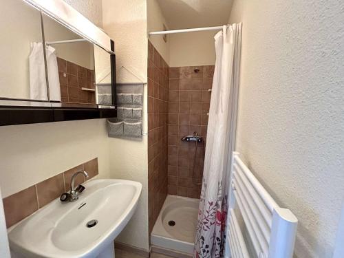 une petite salle de bain avec un lavabo et une douche dans l'établissement Appartement lumineux 2 pièces, climatisé, proche mer à Saint-Raphaël - FR-1-226A-206, à Saint-Raphaël