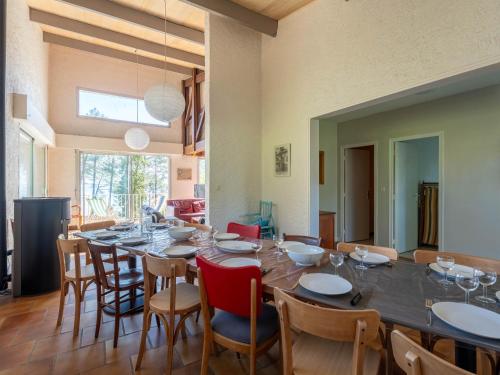 une grande salle à manger avec une longue table et des chaises dans l'établissement Grande Villa 14 Pers - Vue Imprenable sur Lac - Tranquillité à Biscarrosse - FR-1-319-605, à Biscarrosse