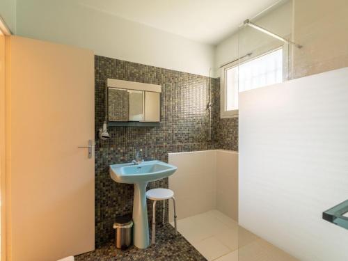 une salle de bain avec un lavabo, des toilettes et une baignoire dans l'établissement Grande Villa 14 Pers - Vue Imprenable sur Lac - Tranquillité à Biscarrosse - FR-1-319-605, à Biscarrosse