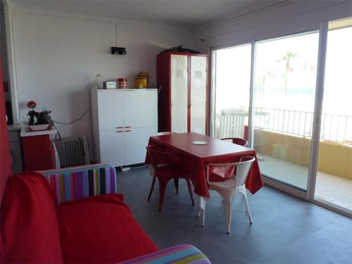 une chambre avec une table et une cuisine avec une table et des chaises dans l'établissement Studio-Alcôve avec balcon vue mer, 4 pers, centre-ville - FR-1-750-88, à Canet