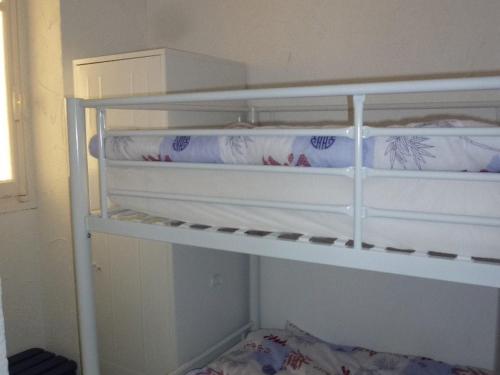 Cette chambre dispose de lits superposés blancs avec 2 lits superposés. dans l'établissement Studio-Alcôve avec balcon vue mer, 4 pers, centre-ville - FR-1-750-88, à Canet