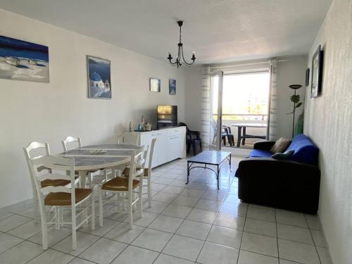 une cuisine et un salon avec une table et des chaises dans l'établissement Appartement 3 pièces sur le port, à 500m de la plage, pour 6 personnes - FR-1-750-90, à Canet
