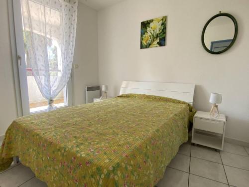 une chambre avec un lit, un miroir et une fenêtre dans l'établissement Appartement 3 pièces sur le port, à 500m de la plage, pour 6 personnes - FR-1-750-90, à Canet