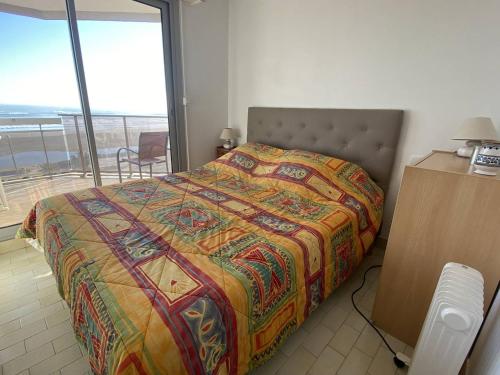 une chambre avec un lit et une vue sur l'océan dans l'établissement Appartement 2 pièces, terrasse face mer, parking - FR-1-750-91, à Canet