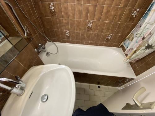 une salle de bain avec un lavabo blanc et des toilettes dans l'établissement Appartement 2 pièces, terrasse face mer, parking - FR-1-750-91, à Canet