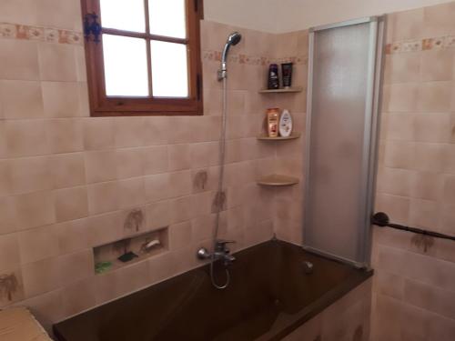La salle de bains est pourvue d'une douche et d'une baignoire. dans l'établissement Villa provençale avec jardin et parking pour 4 personnes près du centre de Riez - FR-1-822-17, à Riez