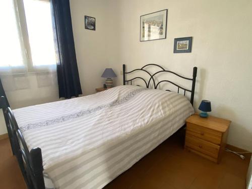 un grand lit dans une chambre avec une fenêtre dans l'établissement Deux-pièces 2* avec Parking pour 4 pers. - Port Canet - FR-1-750-92, à Canet