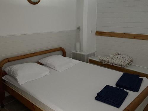 une chambre avec un lit avec deux serviettes dessus dans l'établissement Studio 2/3 personnes près du lac avec animaux acceptés et parking - FR-1-822-18, à Esparron-de-Verdon