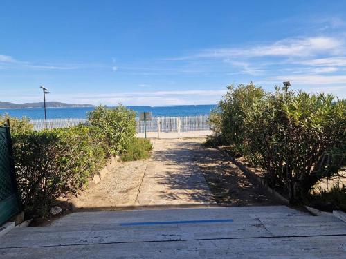 Charmant appartement à Cavalaire-sur-Mer avec terrasse - FR-1-100-354