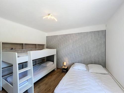 - une chambre avec un lit et des lits superposés dans l'établissement Charmant T2 refait à neuf avec jardin et parking à St Cyr sur Mer, proche plage - FR-1-770-48, à Saint-Cyr-sur-Mer