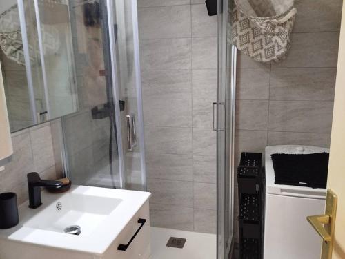 une petite salle de bain avec un lavabo et une douche dans l'établissement Charmant T2 avec Clim, Parking, et WiFi à Bormes - FR-1-610-108, à Bormes-les-Mimosas