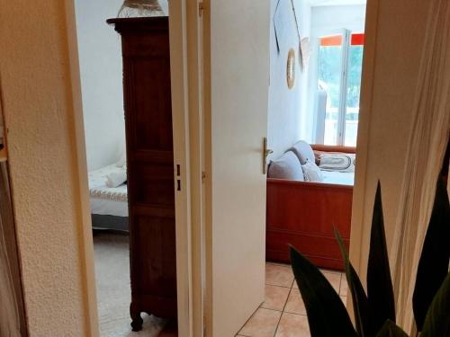 une pièce avec une chambre avec un lit et un miroir dans l'établissement Charmant T2 avec Clim, Parking, et WiFi à Bormes - FR-1-610-108, à Bormes-les-Mimosas