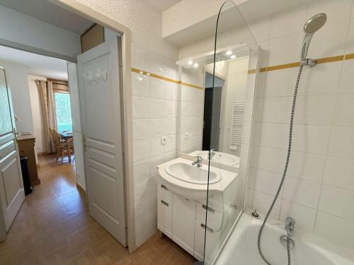 une salle de bain blanche avec un lavabo et une douche dans l'établissement Appartement cosy à Flumet avec parking et piscine - FR-1-603-121, à Flumet