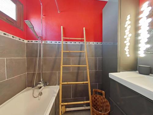 - une salle de bains avec une échelle à côté d'une baignoire dans l'établissement Appartement 2P à Bormes-les-Mimosas avec accès piscine - FR-1-251-859, à Bormes-les-Mimosas