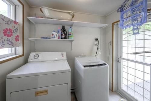 a small laundry room with a washer and dryer at LuLu Manza in Onna