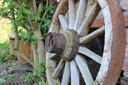 a close up of a wooden wagon wheel at Döllelhof Erding in Erding
