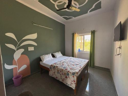 UttarkāshiにあるSurkanda Home stayのベッドルーム1室(ベッド1台付)