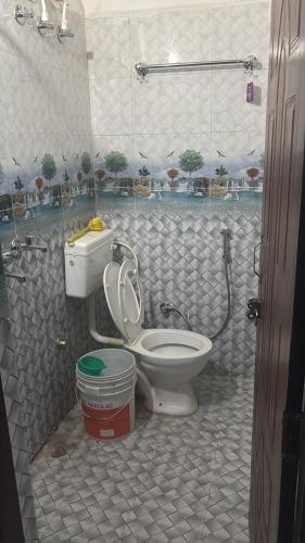 UttarkāshiにあるSurkanda Home stayのバスルーム(トイレ、バケツ付)