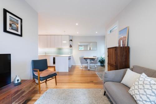 un soggiorno con divano e cucina di 2BR Elsternwick Escape with Courtyard a Melbourne