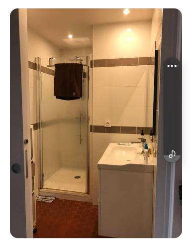 une salle de bain avec douche et lavabo dans l'établissement Racou Maison front de Mer, à Argelès-sur-Mer