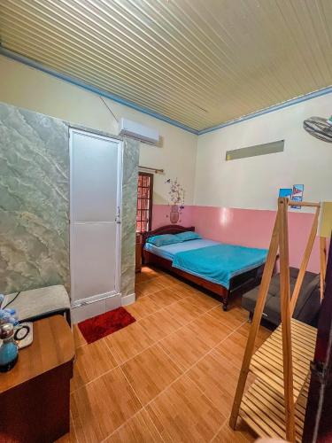 a bedroom with a bed in a room at Lê Huỳnh Guest House Family in Ke Ga