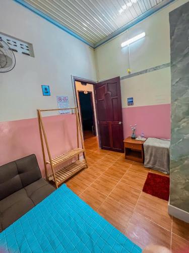 a living room with a couch and a mirror at Lê Huỳnh Guest House Family in Ke Ga
