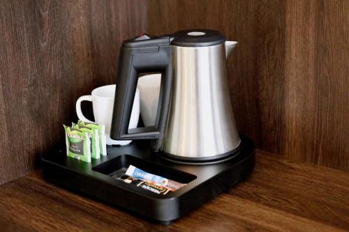 Kahvin ja teen valmistusvälineet majoituspaikassa Hotel Damsquare