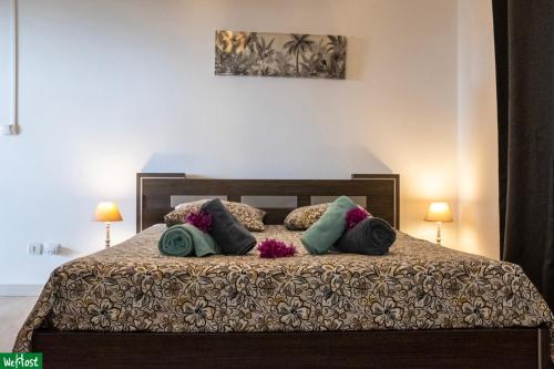 - un lit avec quelques oreillers dans l'établissement Moutte - Superbe appartement pour deux, à Fort-de-France