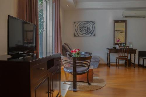 Μια τηλεόραση ή/και κέντρο ψυχαγωγίας στο La Rose Suites
